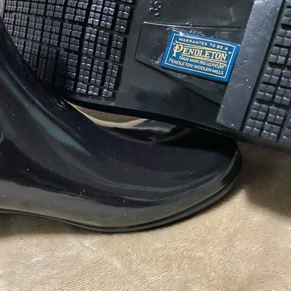 Pendleton rain boots.  Pre owned. As is - Picture 5 of 6